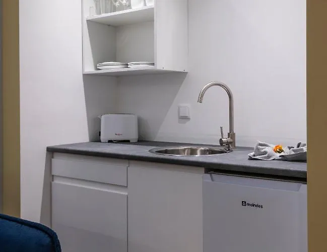 Emeralds By Dk Hotel